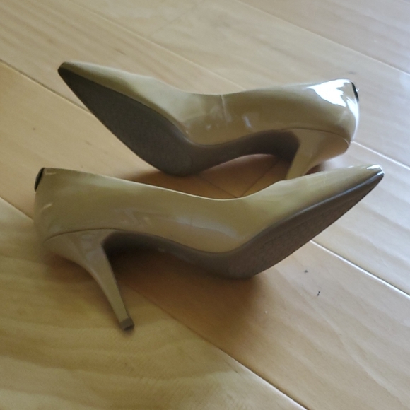 MK pumps heel 3 inch, size 7.5M new with some flow - Picture 3 of 5